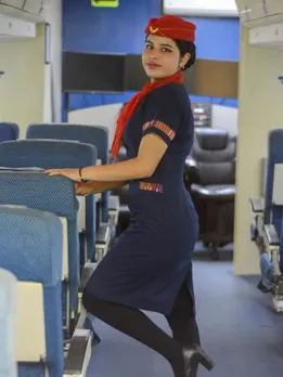 कितनी उम्र में बन सकती हैं एयर होस्टेस? कितनी होनी चाहिए हाइट