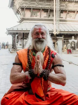 अध्यात्म के लिए छोड़ी नौकरी, कौन हैं मस्कुलर बाबा?