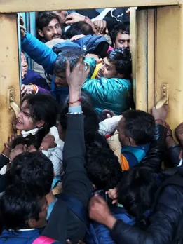 बिखरे सामान, चप्पल, रूमाल... नई दिल्ली स्टेशन पर मची भगदड़ की ये तस्वीरें झकझोर देंगी