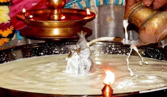 ദീപാവലിക്ക് എണ്ണ തേച്ച് കുളിക്കണം? ഐതിഹ്യമറിയാം 
