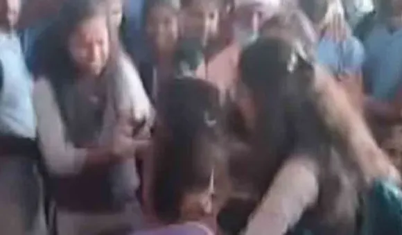 ബസ് സ്റ്റാന്റില്‍ പെണ്‍കുട്ടികള്‍ തമ്മില്‍ പൊരിഞ്ഞ അടി; സോഷ്യല്‍ മീഡിയയില്‍ വീഡിയോ