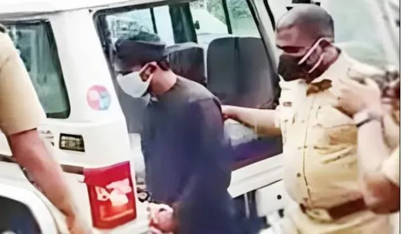 ആക്രോശിച്ച് ജനക്കൂട്ടം; പ്രതിയെയും കൊണ്ട് ഓടി പൊലീസ്