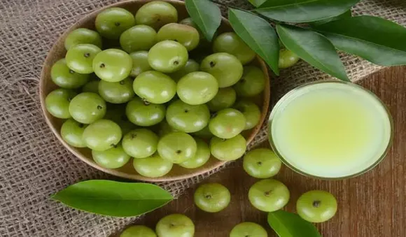 മുടിയുടെ കറുപ്പ് നിറം കുറയുന്നോ? ടെന്‍ഷന്‍ വേണ്ട, പരീക്ഷിക്കാം ഈ നെല്ലിക്ക സൂത്രം