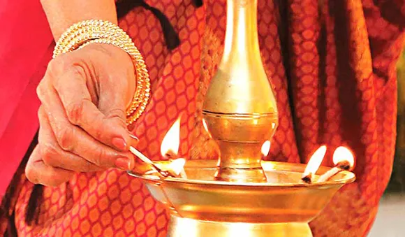 വീട്ടില്‍ നിലവിളക്ക് കൊളുത്തുമ്പോള്‍ ഇക്കാര്യങ്ങള്‍ ശ്രദ്ധിക്കണം