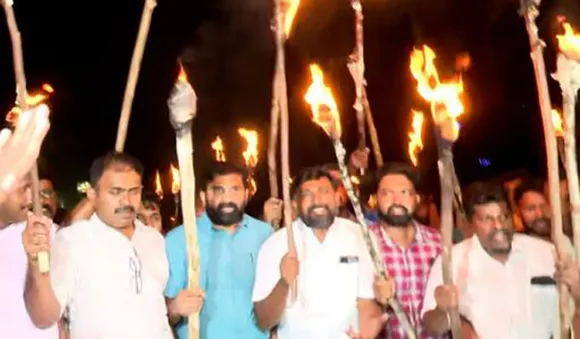 യൂത്ത് കോണ്‍ഗ്രസ് ക്ലിഫ് ഹൗസ് മാര്‍ച്ച്; മുഖ്യമന്ത്രിയുടെ ബോര്‍ഡുകള്‍ വലിച്ചുകീറി, ചെളിയെറിഞ്ഞു