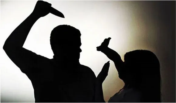 ഇരിട്ടിയില്‍ നടുറോഡിൽ വച്ച് ഭാര്യയുടെ കഴുത്തറത്തു; ക്രൂരത കുട്ടിയുടെ മുന്നിൽ വച്ച്, ഭർത്താവ് കസ്റ്റഡിയിൽ