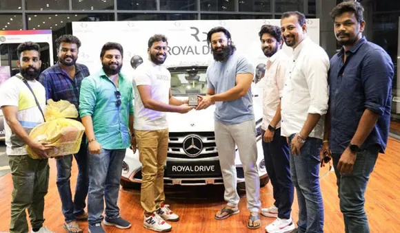മേപ്പടിയാന്റെ വിജയം: സംവിധായകന് മെഴ്‌സിഡസ് ബെന്‍സ് ജി ക്ലാസ് സമ്മാനിച്ച് ഉണ്ണി മുകുന്ദന്‍