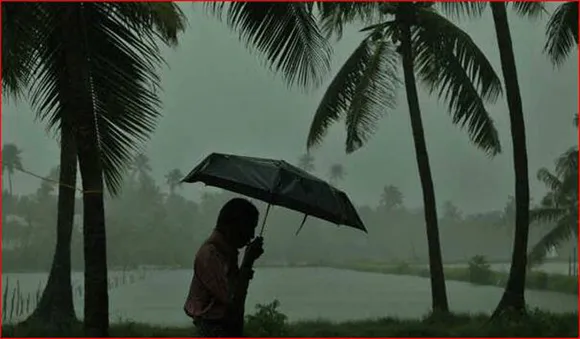 കേരളത്തില്‍ ശക്തമായ മഴ; ഉയര്‍ന്ന തിരമാലയ്ക്ക് സാധ്യത, ഹമൂണ്‍ ചുഴലിക്കാറ്റ് ബംഗ്ലാദേശ് തീരത്ത്