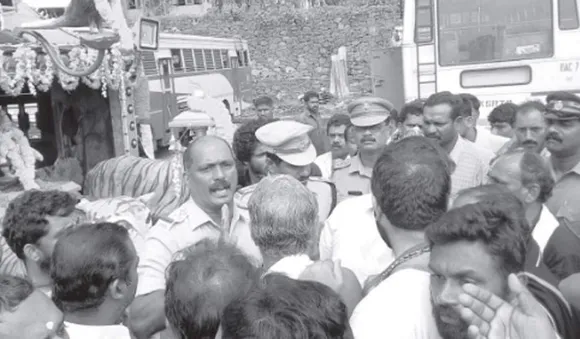 അന്പലപ്പുഴ സംഘത്തെ തടഞ്ഞ സിഐ ഖേദം പ്രകടിപ്പിച്ചു