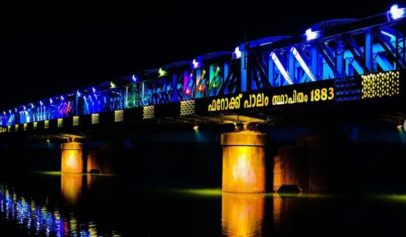  കേരളത്തിലെ ആദ്യ ദീപാലംകൃത പാലം; 'ഫറോക്കി'ൽ  സെല്‍ഫി പോയിന്റ് മുതൽ സൗജന്യ വൈഫൈ വരെ 