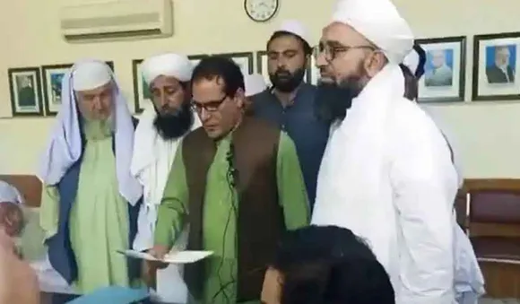 പരിണാമ സിദ്ധാന്തം പഠിപ്പിച്ചു; അധ്യാപകനെ കൊണ്ട് മാപ്പ് പറയിപ്പിച്ചു!