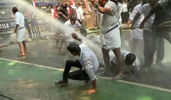 കോണ്‍ഗ്രസ് സെക്രട്ടറിയേറ്റ് മാര്‍ച്ചില്‍ സംഘര്‍ഷം; മൂന്ന് പ്രാവശ്യം ജലപീരങ്കി പ്രയോഗിച്ചു