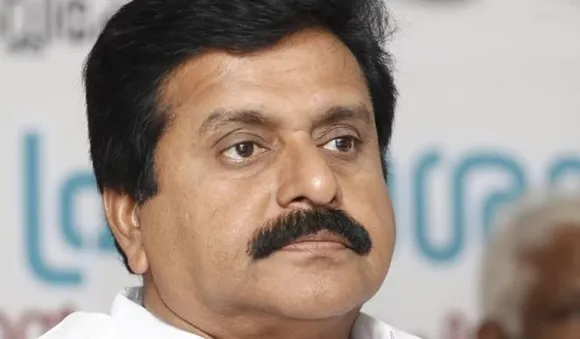 സഹകരണ തട്ടിപ്പെന്ന് ആരോപണം; മുന്‍ മന്ത്രി വി എസ് ശിവകുമാറിന്റെ വീട്ടിനു മുന്നില്‍ പ്രതിഷേധം