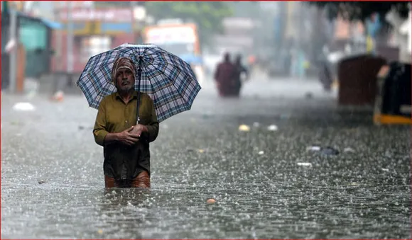 തമിഴ്‌നാട്ടില്‍ അതിശക്തമായ മഴ; 4 ജില്ലകളില്‍ റെഡ് അലര്‍ട്ട്, വന്ദേഭാരത് അടക്കം 20 ട്രെയിനുകള്‍ റദ്ദാക്കി