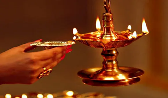 വീട്ടില്‍ നിലവിളക്ക് തെളിയിക്കുമ്‌പോള്‍ ശ്രദ്ധിക്കേണ്ടത്