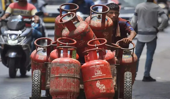 വാണിജ്യ സിലിണ്ടറുകള്‍ക്ക് വില കൂട്ടി; 19-Kg സിലിണ്ടറിന് 14 രൂപയുടെ വര്‍ധനവ്, വ്യാഴാഴ്ച മുതൽ പ്രാബല്യത്തിൽ
