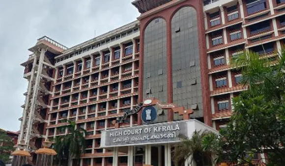 'ദൈവങ്ങളെ പ്രീതിപ്പെടുത്താന്‍ വെടിക്കെട്ട്; ഒരു വിശുദ്ധഗ്രന്ഥങ്ങളിലും പറയുന്നില്ല'; വിലക്കി ഹൈക്കോടതി