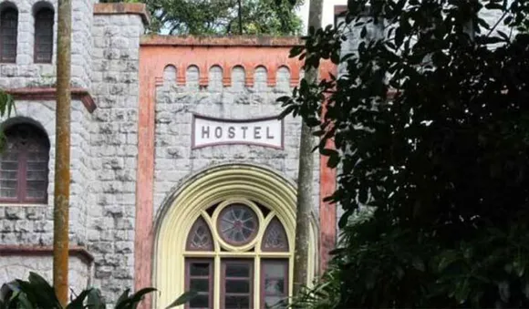 യൂണിവേഴ്സിറ്റി ഹോസ്റ്റൽ ഭരണം പൂർവ്വ വിദ്യാർഥികളുടെ കൈയ്യിൽ; നടപടിയെടുക്കാതെ അധികൃതർ