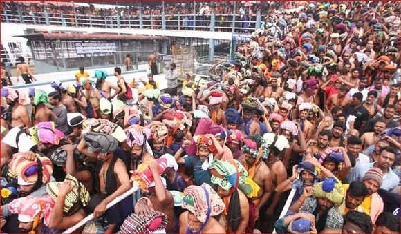 ശബരിമലയില്‍ അനിയന്ത്രിത തിരക്ക്; ദര്‍ശനം ലഭിക്കാതെ തീര്‍ത്ഥാടകര്‍, ഒടുവില്‍ പന്തളത്ത് തേങ്ങയുടച്ച് മാലയൂരി മടങ്ങി
