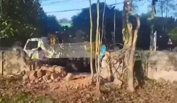 നവകേരള സദസ്; പെരുമ്പാവൂര്‍ ഗവണ്‍മെന്റ് സ്‌കൂളിന്റെ മതില്‍ പൊളിച്ചു നീക്കി