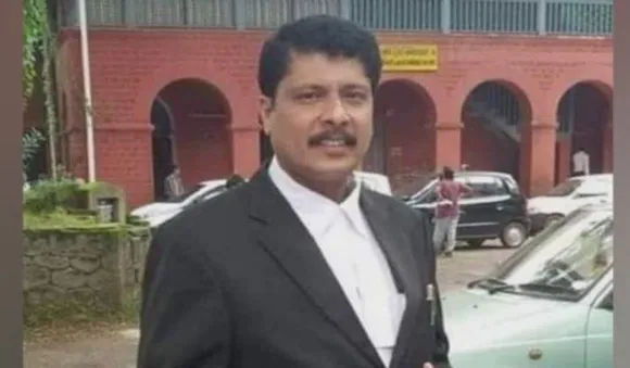 നിയമസഹായം തേടിയെത്തിയ യുവതിയെ പീഡിപ്പിച്ചെന്ന കേസ്;  പൊലീസിന് മുന്നിൽ കീഴടങ്ങി മുൻ സർക്കാർ പ്ലീഡർ പി.ജി മനു 