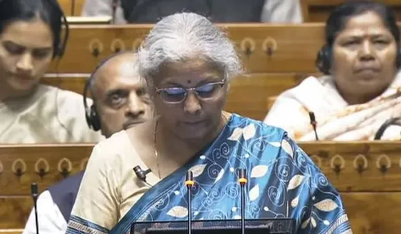 പതിവ് തെറ്റിക്കാതെ കൈത്തറി സാരി ധരിച്ച് ധനമന്ത്രി നിര്‍മല സീതാരാമന്‍