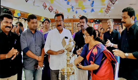 ചെമ്മണൂർ ഇന്റർനാഷണൽ ജ്വല്ലേഴ്‌സ് അങ്കമാലി ഷോറൂമിൽ മെഗാ ഓഫർ 