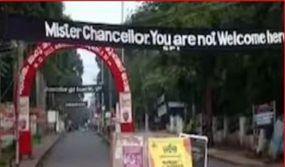 'മിസ്റ്റര്‍ ചാന്‍സലര്‍ യു ആര്‍ നോട്ട് വെല്‍ക്കം'; കാലിക്കറ്റ് സര്‍വകലാശാലയില്‍ ഗവര്‍ണര്‍ക്കെതിരെ ബാനറുകള്‍ ഉയര്‍ത്തി എസ്എഫ്‌ഐ