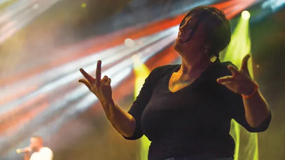 sign language interpreter in music concerts