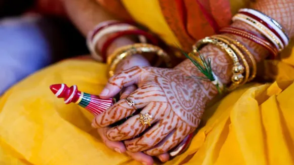 why bengali women wear shakha pola