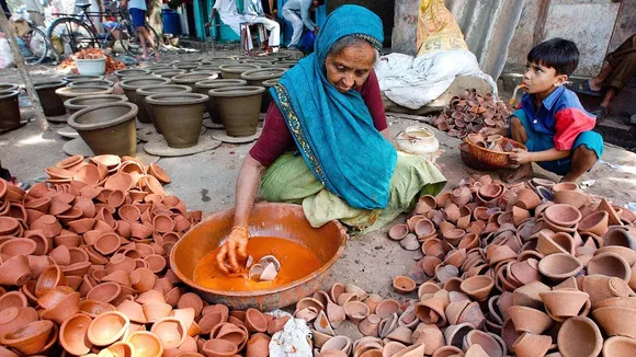 Get your Diya shopping done right at Kumbharwada market in Mumbai!