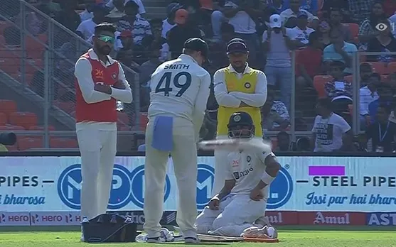 Steve Smith checking Virat Kohli's bat (Source - Twitter)