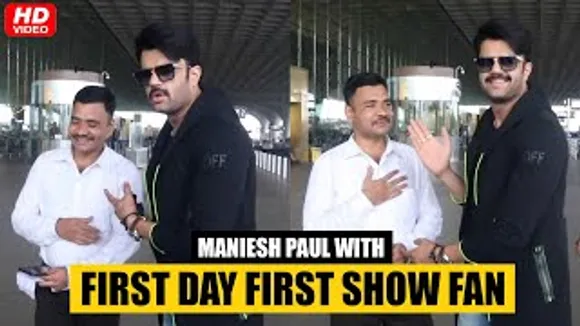 Maniesh Paul Takes Selfie With A Fan Who Booked First Day First Show Ticket To 'Jugjugg Jeeyo'