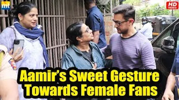 Two Women Insist On Aamir Khan For Pictures, See What Happens Next
