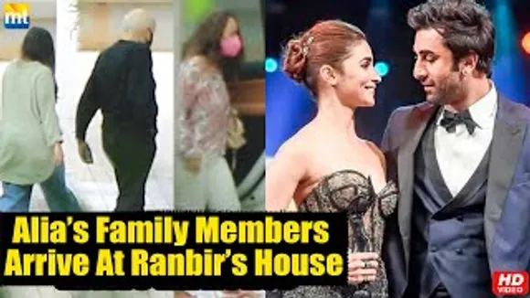 Pregnant Alia Bhatt's Family Members Mahesh Bhatt, Shaheen Bhatt & Soni Razdan At Ranbir Kapoor's House