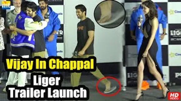 Vijay Deverakonda arrives in CHAPPAL with Hot Ananya Panday at 'LIGER' Trailer Launch