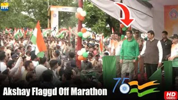 Akshay Kumar with Deputy CM Devendra Fadnavis flagged off 10 Km Marathon
