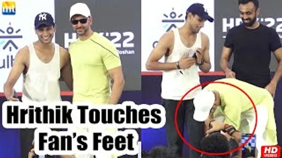Big Hearted Hrithik Roshan touches a Fan's Feet on the stage