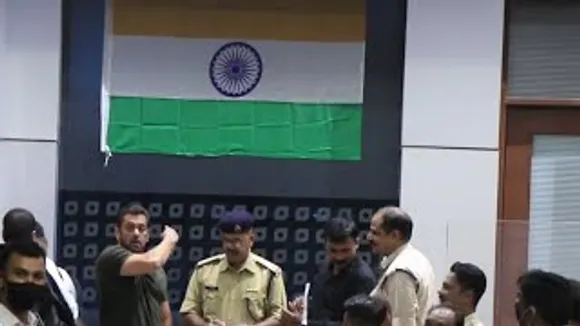 Salman Khan Shows Indian Flag on 75th Independence Day Celebrations as he leaves for KEKD shoot