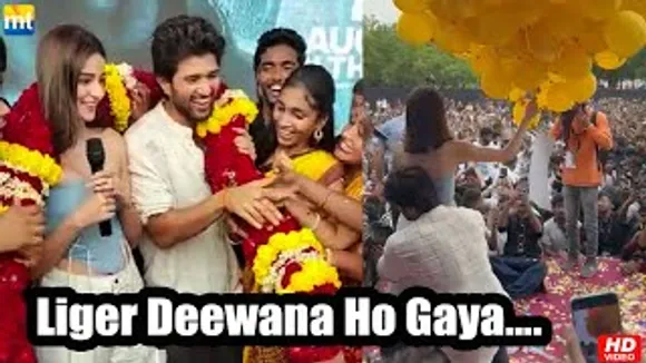 Liger Vijay Deverakonda & receives big garland at Vadodara college