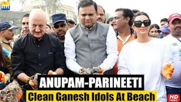 Anupam Kher & Parineeti Chopra Clean Ganesh Idols After Visarjan at Juhu Beach