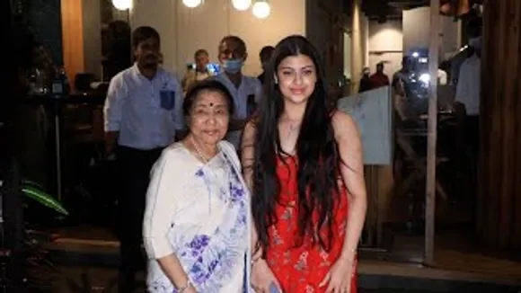 Legendary Bollywood Singer Asha Bhosle steps out for Dinner with her granddaughter Zanai Bhosle