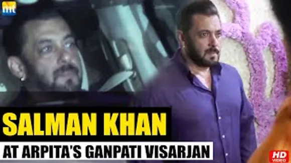 Salman Khan's GRAND Entry as he arrives at Arpita Khan Sharma's Ganpati Visarjan