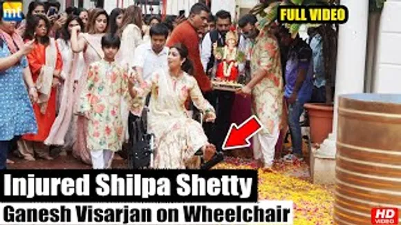 Shilpa Shetty dances on Wheelchair, Sister Shamita Shetty Helps her at Ganesh Visarjan