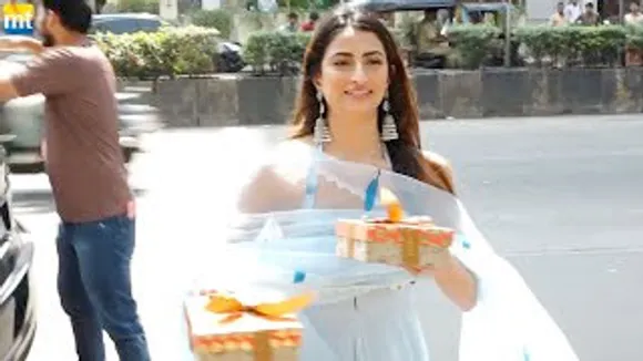 Bijlee Girl Palak Tiwari distributes Sweets to paps & wishes Happy Diwali to them