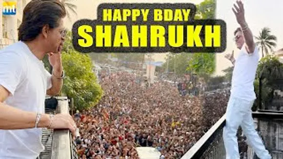 Pathaan Shah Rukh Khan greets his die-hard fans outside Mannat
