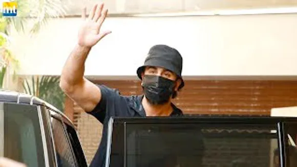 New Dad Ranbir Kapoor waves hands at paparazzi at Dubbing Studio