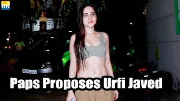 "Urfi ji I Love You" A Kunwara photographer PROPOSES Urfi Javed on Road at Night, watch her reaction