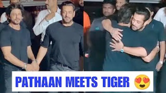 Pathaan Meets Tiger on His BIRTHDAY 😍 Shah Rukh Khan hugs Birthday boy Salman Khan