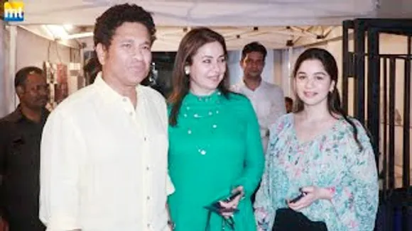 Master Blaster Sachin Tendulkar with her Daughter Sara Tendulkar & wife Anjali at a restaurant